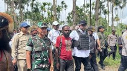 Dandim 1710/Mimika Ajak Warga Jaga Persaudaraan dalam Prosesi Perdamaian Perang Suku di Kwamki Narama Dandim 1710/Mimika Ajak Warga Jaga Persaudaraan dalam Prosesi Perdamaian Perang Suku di Kwamki Narama