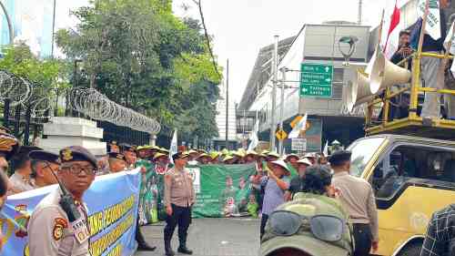 Ribuan Massa KNARA Geruduk ATR/BPN, Desak Cabut HGU dan Blokir Izin Lahan Ribuan Massa KNARA Geruduk ATR/BPN, Desak Cabut HGU dan Blokir Izin Lahan