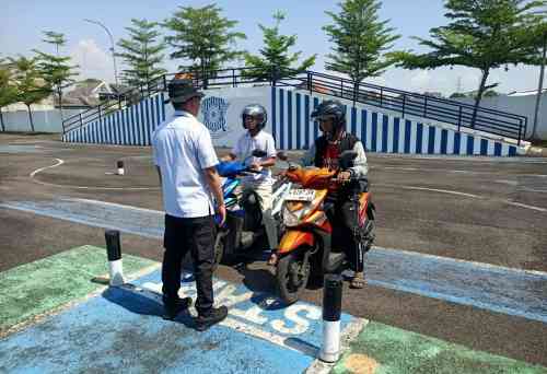 Breaking Tuban: Pengendara Menepi Bukan Karena Takut, Polantas Tuban Buka Solusi SIM STNK BPKB