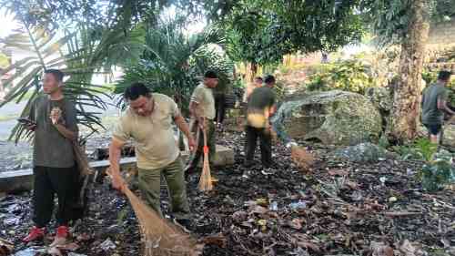 Jumat Bersih, Kodim 1505/Tidore Bersihkan Kawasan Pesisir Mancing Mania Kelurahan Soadara