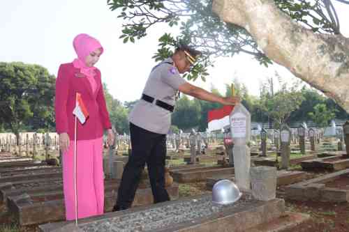 Jelang Hari Bhayangkara, Polresta Tangerang Teladani Semangat Juang dengan Ziarah di Taman Makam Pahlawan
