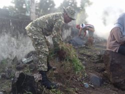 Peduli Lingkungan, Babinsa Kodim Tidore Bersama Pemuda Gelar Aksi Bersih Taman