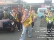 Aiptu Sapudin Hadir Atur Lalu Lintas Sore, Arus Kendaraan di Pertigaan Columbus Cikupa Tetap Lancar