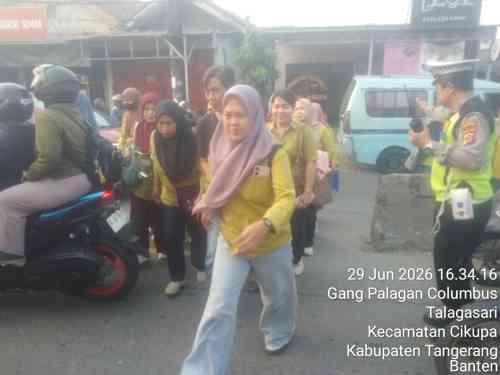 Aiptu Sapudin Hadir Atur Lalu Lintas Sore, Arus Kendaraan di Pertigaan Columbus Cikupa Tetap Lancar