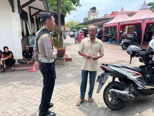 Pagi Ini di Tuban, Polantas Tuban Bikin Pengendara Berhenti Sukarela Bahas SIM dan STNK