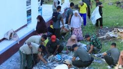 Jum’at Berkah Penuh Pahala, Personil Kodim 1505/Tidore Bersama Warga Bersihkan Puing Atap Masjid Jum’at Berkah Penuh Pahala, Personil Kodim 1505/Tidore Bersama Warga Bersihkan Puing Atap Masjid