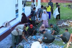 Jum’at Berkah Penuh Pahala, Personil Kodim 1505/Tidore Bersama Warga Bersihkan Puing Atap Masjid Jum’at Berkah Penuh Pahala, Personil Kodim 1505/Tidore Bersama Warga Bersihkan Puing Atap Masjid