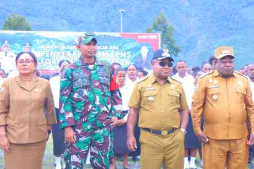 Kodim 1714/PJ dan Polri Berikan Dukungan Penuh Bersama Pemda Kab. Puncak Jaya Dalam Penyerahan SK Pengangkatan CPNS Formasi Tahun 2024