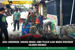 Jaga Lingkungan, Babinsa Muara Jawa Pesisir Ajak Warga Bersihkan Saluran Drainase Jaga Lingkungan, Babinsa Muara Jawa Pesisir Ajak Warga Bersihkan Saluran Drainase