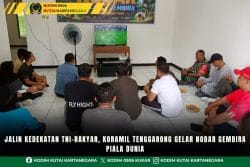 Jalin Kedekatan TNI-Rakyar, Koramil Tenggarong Gelar Nobar Gembira Piala Dunia Jalin Kedekatan TNI-Rakyar, Koramil Tenggarong Gelar Nobar Gembira Piala Dunia