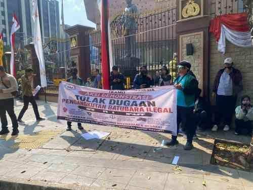 Aksi Singkat KAMI di Depan Mabes Polri Desak Copot Kapolda Lampung Terkait Dugaan Batu Bara Way Kanan