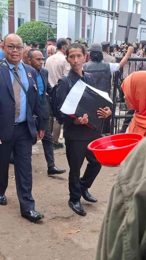 PN Jakarta Timur Dijaga Ketat Saat Aksi Pendukung Dr Tifa Berlangsung