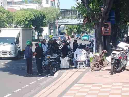 Demo di Bank Jatim Surabaya, Massa Pertanyakan Aliran Uang IPT