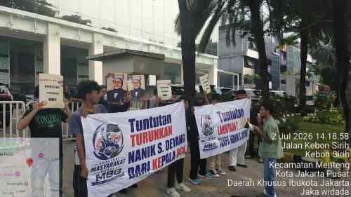 Tolak Nanik S. Deyang, Massa Datangi Kantor Badan Gizi Nasional