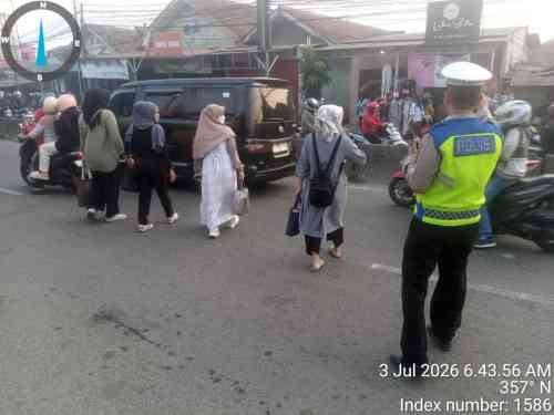 Aiptu Asep Kusheri Atur Arus Lalu Lintas Pagi, Wujudkan Kelancaran Aktivitas Warga di Cikupa Aiptu Asep Kusheri Atur Arus Lalu Lintas Pagi, Wujudkan Kelancaran Aktivitas Warga di Cikupa