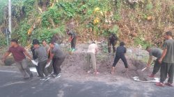 Jumat Bersih, Personel Kodim 1505/Tidore Sigap Bersihkan Selokan Tertimbun Longsor Jumat Bersih, Personel Kodim 1505/Tidore Sigap Bersihkan Selokan Tertimbun Longsor