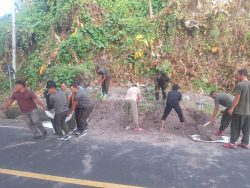 Jumat Bersih, Personel Kodim 1505/Tidore Sigap Bersihkan Selokan Tertimbun Longsor Jumat Bersih, Personel Kodim 1505/Tidore Sigap Bersihkan Selokan Tertimbun Longsor