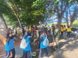 Kodim 1505/Tidore Bersama Mahasiswa KKN Unkhair dan Pemuda Tuguwaji Gelar Aksi Bersih Pantai Tugulufa