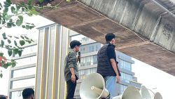 Ratusan Massa Aliansi Pemuda Kalimantan Geruduk Kantor PLN di Jaksel