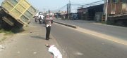 Kanit Lantas Polsek Cikupa Pimpin Evakuasi Truk Tabrak Warung dan Pagar Rumah di Jalan Raya Serang