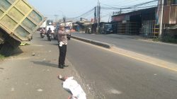 Kanit Lantas Polsek Cikupa Pimpin Evakuasi Truk Tabrak Warung dan Pagar Rumah di Jalan Raya Serang Kanit Lantas Polsek Cikupa Pimpin Evakuasi Truk Tabrak Warung dan Pagar Rumah di Jalan Raya Serang