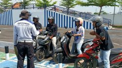 Warga Tuban Mendadak Berkerumun di Pinggir Jalan, Polantas Tuban Ternyata Buka Layanan SIM