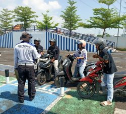 Warga Tuban Mendadak Berkerumun di Pinggir Jalan, Polantas Tuban Ternyata Buka Layanan SIM