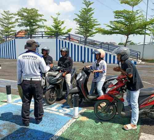 Warga Tuban Mendadak Berkerumun di Pinggir Jalan, Polantas Tuban Ternyata Buka Layanan SIM Warga Tuban Mendadak Berkerumun di Pinggir Jalan, Polantas Tuban Ternyata Buka Layanan SIM