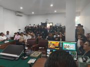 Pendukung Roy Suryo Sampaikan Aspirasi di Depan PN Jakarta Selatan, Situasi Tetap Kondusif