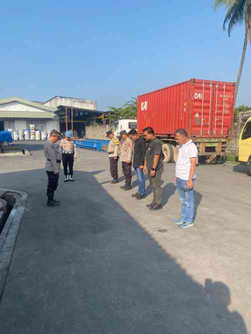 Kanit Samapta Polsek Cikupa Pimpin Apel Pengamanan Aksi Buruh PT Doga Group Internasional, Tekankan Pendekatan Humanis Kanit Samapta Polsek Cikupa Pimpin Apel Pengamanan Aksi Buruh PT Doga Group Internasional, Tekankan Pendekatan Humanis