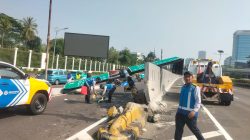 Tiang Penunjuk Arah Rusak Usai Ditabrak Mobil Dinas TNI AD di Tol Pulau Dua Tiang Penunjuk Arah Rusak Usai Ditabrak Mobil Dinas TNI AD di Tol Pulau Dua