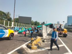 Tiang Penunjuk Arah Rusak Usai Ditabrak Mobil Dinas TNI AD di Tol Pulau Dua Tiang Penunjuk Arah Rusak Usai Ditabrak Mobil Dinas TNI AD di Tol Pulau Dua