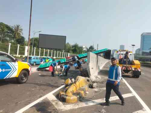 Tiang Penunjuk Arah Rusak Usai Ditabrak Mobil Dinas TNI AD di Tol Pulau Dua