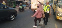 IPTU Udi Muhdi Pimpin Pengaturan Lalu Lintas Sore Hari di Simpang Columbus Cikupa, Arus Kendaraan Ramai Lancar Terkendali