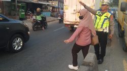 IPTU Udi Muhdi Pimpin Pengaturan Lalu Lintas Sore Hari di Simpang Columbus Cikupa, Arus Kendaraan Ramai Lancar Terkendali