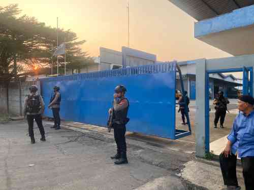 Kortas Tipidkor Mabes Polri Lakukan Pemeriksaan dan Penggeledahan di PT Cahaya Baja Sukses Cikupa
