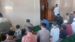 Wakapolsek Cikupa Bersama Kanit Binmas dan Bhabinkamtibmas Laksanakan Sholat Jumat Keliling, Perkuat Silaturahmi dengan Jamaah Wakapolsek Cikupa Bersama Kanit Binmas dan Bhabinkamtibmas Laksanakan Sholat Jumat Keliling, Perkuat Silaturahmi dengan Jamaah