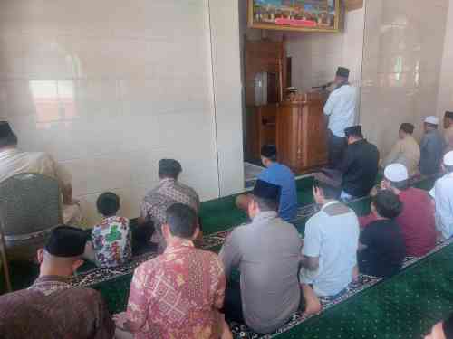 Wakapolsek Cikupa Bersama Kanit Binmas dan Bhabinkamtibmas Laksanakan Sholat Jumat Keliling, Perkuat Silaturahmi dengan Jamaah Wakapolsek Cikupa Bersama Kanit Binmas dan Bhabinkamtibmas Laksanakan Sholat Jumat Keliling, Perkuat Silaturahmi dengan Jamaah
