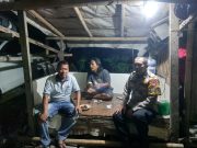 Bhabinkamtibmas Desa Sukadamai Sambangi Pos Siskamling, Ajak Warga Tingkatkan Kewaspadaan Lingkungan