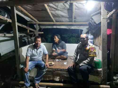Bhabinkamtibmas Desa Sukadamai Sambangi Pos Siskamling, Ajak Warga Tingkatkan Kewaspadaan Lingkungan Bhabinkamtibmas Desa Sukadamai Sambangi Pos Siskamling, Ajak Warga Tingkatkan Kewaspadaan Lingkungan