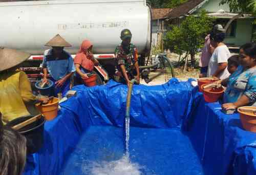 Gerak Cepat, Kodim Bojonegoro Salurkan 16 Ribu Liter Air Bersih untuk Warga Terdampak Kekeringan