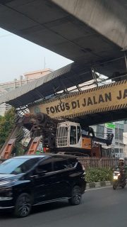 Truk Towing Bawa Alat Berat Tabrak JPO, Tiang Penyangga Bengkok dan Tangga Terlepas