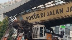 Truk Towing Bawa Alat Berat Tabrak JPO, Tiang Penyangga Bengkok dan Tangga Terlepas