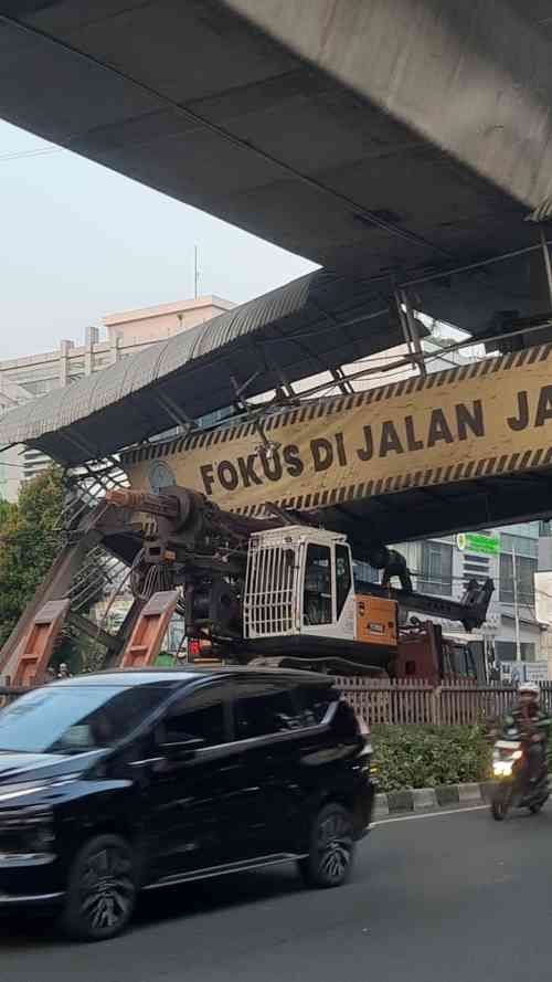 Truk Towing Bawa Alat Berat Tabrak JPO, Tiang Penyangga Bengkok dan Tangga Terlepas