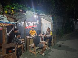 Bhabinkamtibmas Desa Cikupa Sambangi Pos Satkamling, Perkuat Sinergi dan Sosialisasikan Layanan Call Center 110 Bhabinkamtibmas Desa Cikupa Sambangi Pos Satkamling, Perkuat Sinergi dan Sosialisasikan Layanan Call Center 110