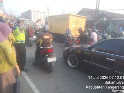 Personel Lantas Polsek Cikupa Laksanakan PECAK Pagi, Wujudkan Kamseltibcar di Simpang Columbus PT Cingluh Personel Lantas Polsek Cikupa Laksanakan PECAK Pagi, Wujudkan Kamseltibcar di Simpang Columbus PT Cingluh