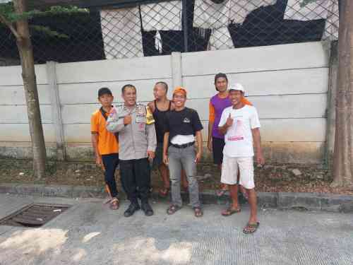 Bhabinkamtibmas Polsek Cikupa Berikan Motivasi Warga Melalui Program Polisi Peduli Pengangguran di Desa Sukadamai Bhabinkamtibmas Polsek Cikupa Berikan Motivasi Warga Melalui Program Polisi Peduli Pengangguran di Desa Sukadamai