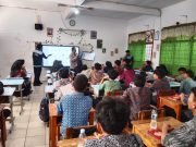 Humanis, Bhabinkamtibmas Polsek Cikupa Jadi Narasumber MPLS SMK Taruna Karya, Edukasi Pelajar Cegah Kenakalan Remaja dan Judi Online