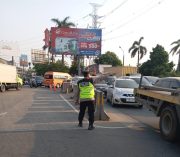 IPTU Rusandi Pimpin Pengaturan Lalu Lintas di Simpang Cikupamas, Wujudkan Kamseltibcar Lantas