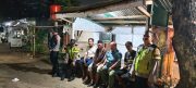 Dua Bhabinkamtibmas Polsek Cikupa Sambangi Pos Satkamling Desa Pasir Jaya, Perkuat Sinergi Jaga Kamtibmas